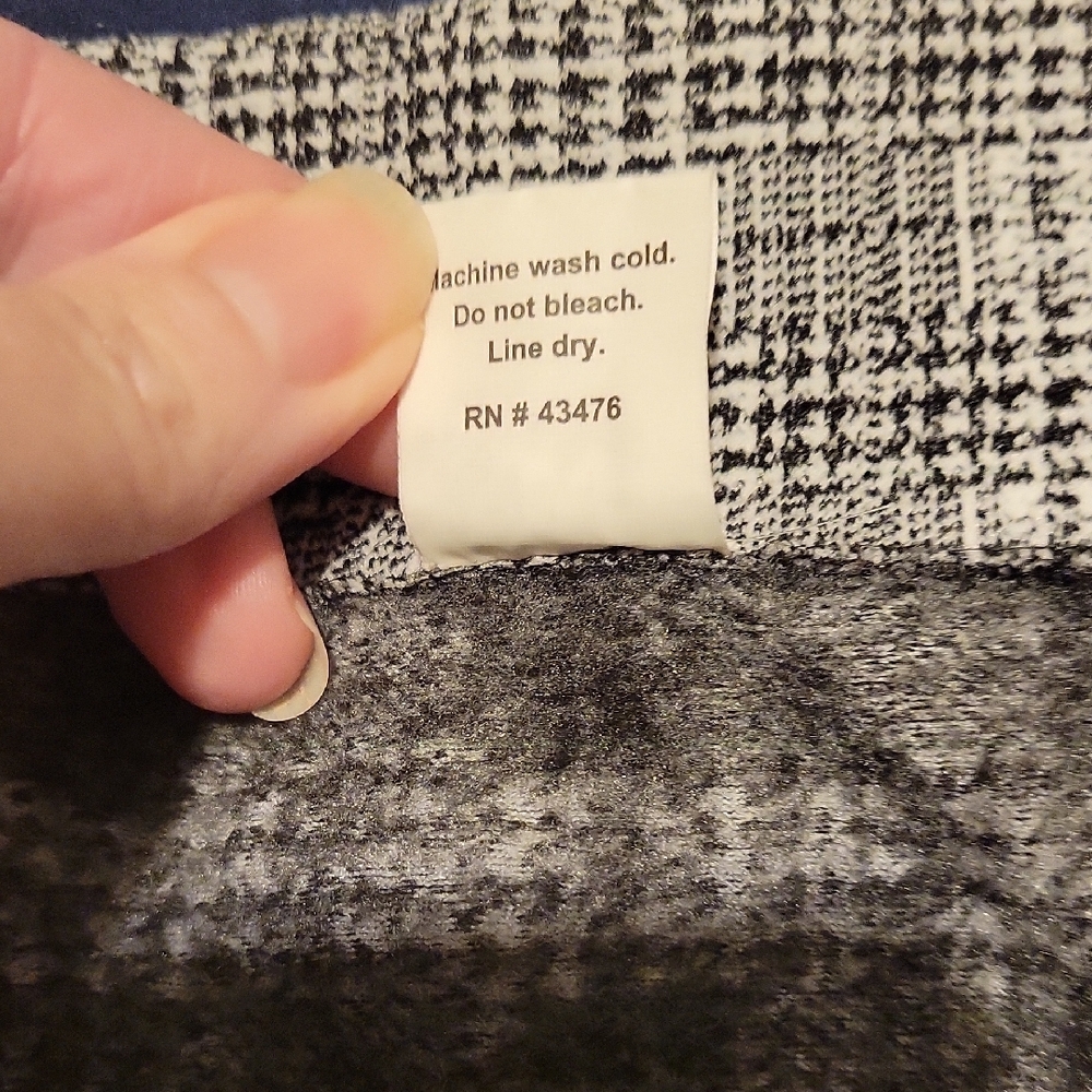 💲Black and White Plaid Warm Leggings Sz L 3/$8 - Picture 3 of 4